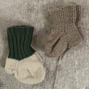2 par hjemmestrikket sokker i ull ca str 19